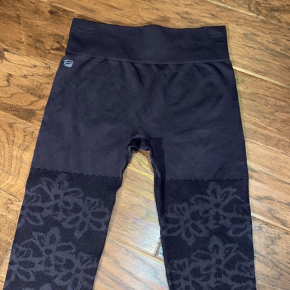 Fabletics black XS Capri leggings workout pants athletic gear floral mesh net XS - Picture 2 of 12